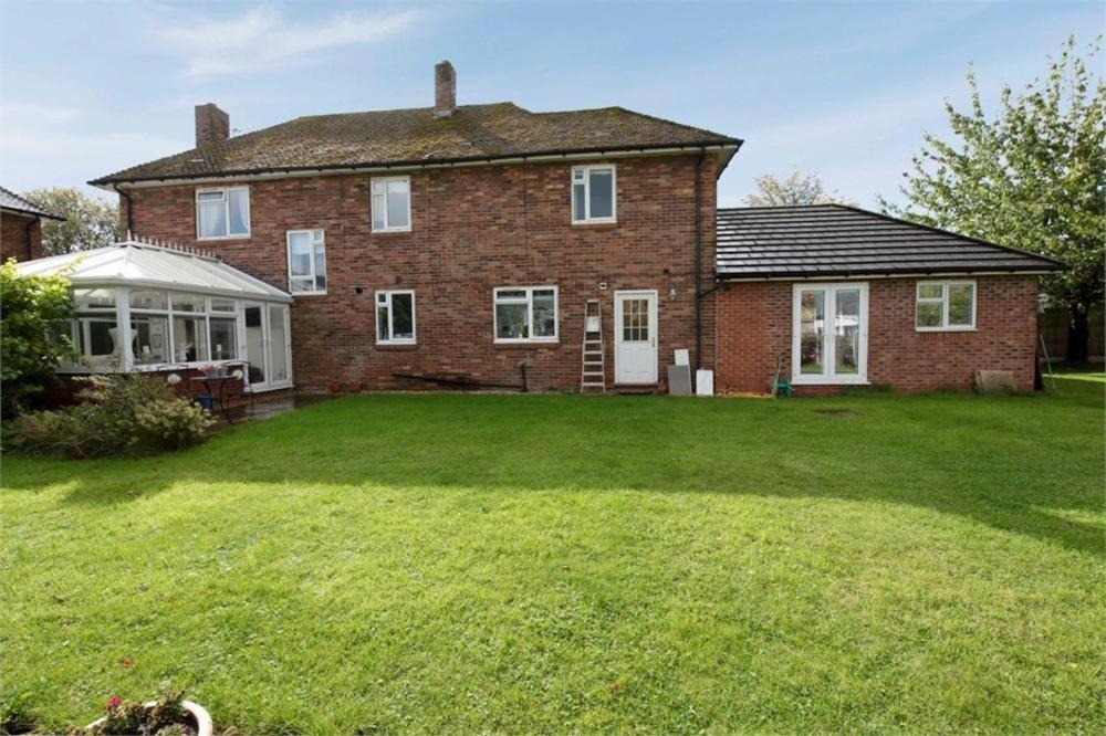 Near Chester, Hawarden Ngoại thất bức ảnh